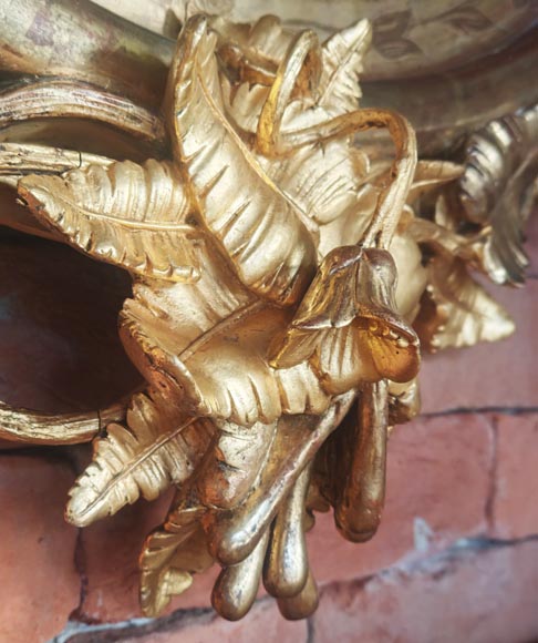 Miroir doré de forme ovale et de style Napoléon III, au riche décor végétal Miroir doré de forme ovale et de style Napoléon III, au riche décor végétal-10