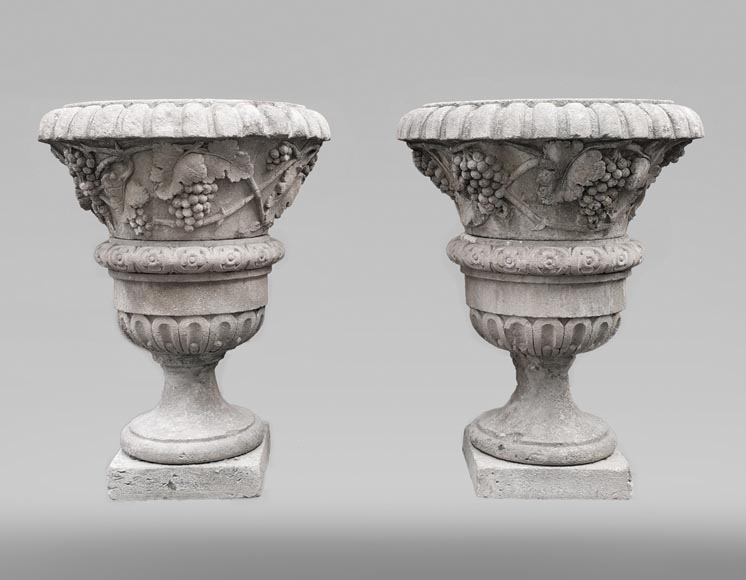 Importante paire de vases Médicis en pierre blanche de Provence-0