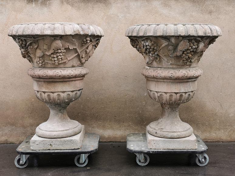 Importante paire de vases Médicis en pierre blanche de Provence-2