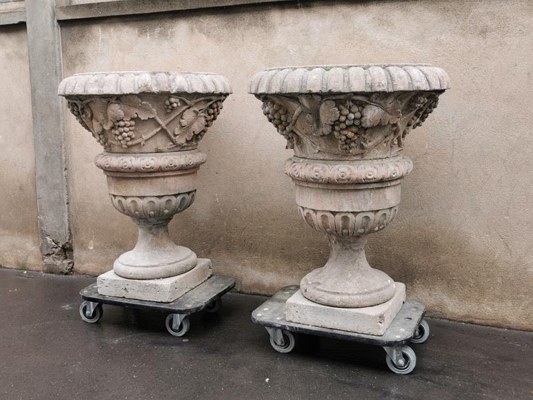 Importante paire de vases Médicis en pierre blanche de Provence-3