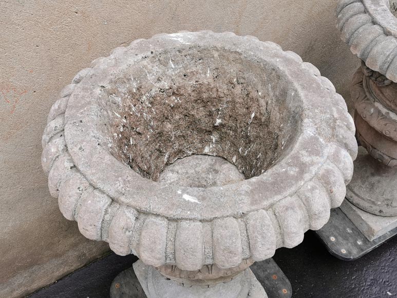 Importante paire de vases Médicis en pierre blanche de Provence-5