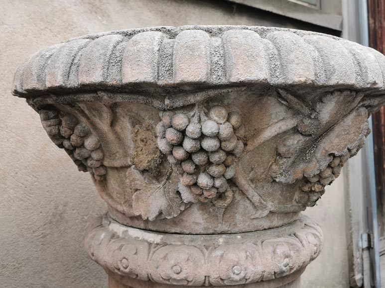 Importante paire de vases Médicis en pierre blanche de Provence-7