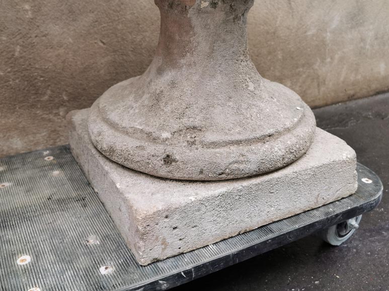 Importante paire de vases Médicis en pierre blanche de Provence-9