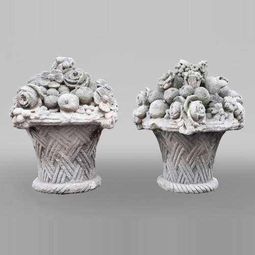 Paire de corbeilles de fruits et fleurs en pierre sculptée, fin du XIXe siècle