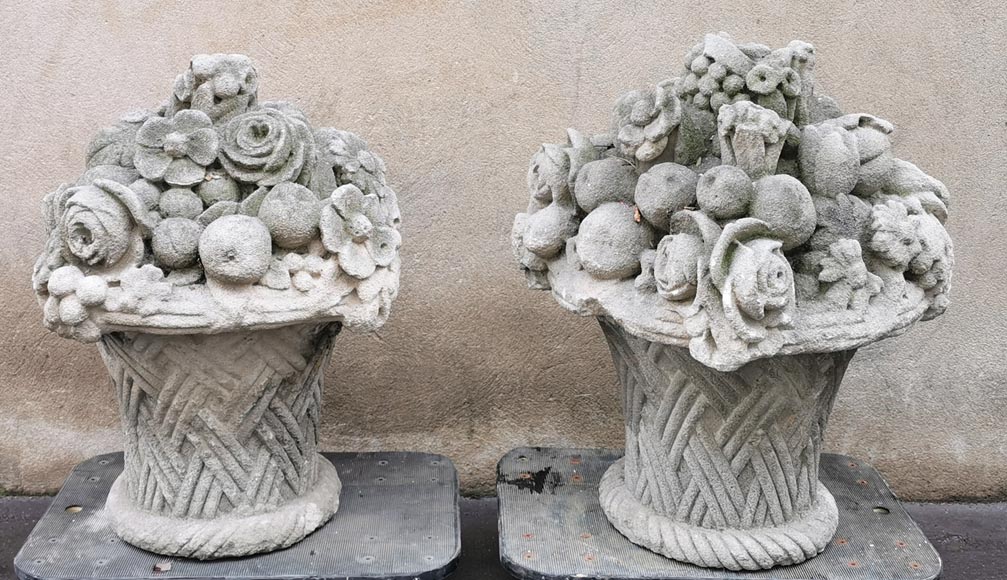 Paire de corbeilles de fruits et fleurs en pierre sculptée, fin du XIXe siècle-1