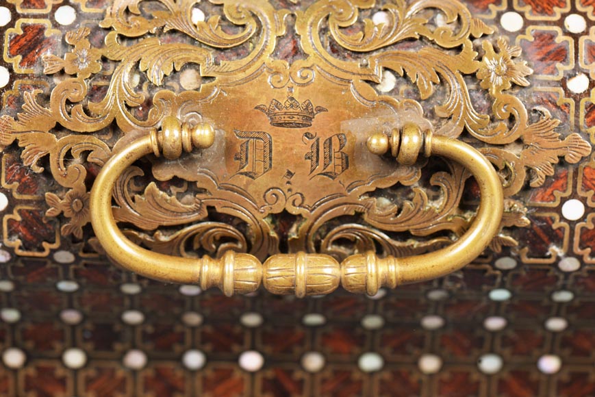 Maison ALPHONSE GIROUX & Cie - Petit coffret polylobé en bois de placage aux initiales « D.B. » sous une couronne ducale-2