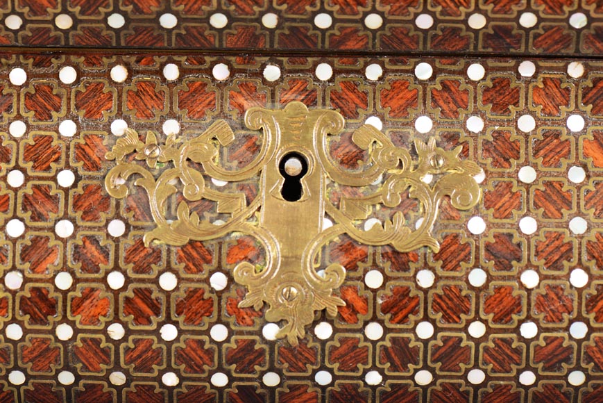 Maison ALPHONSE GIROUX & Cie - Petit coffret polylobé en bois de placage aux initiales « D.B. » sous une couronne ducale-4