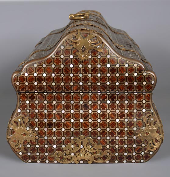 Maison ALPHONSE GIROUX & Cie - Petit coffret polylobé en bois de placage aux initiales « D.B. » sous une couronne ducale-7