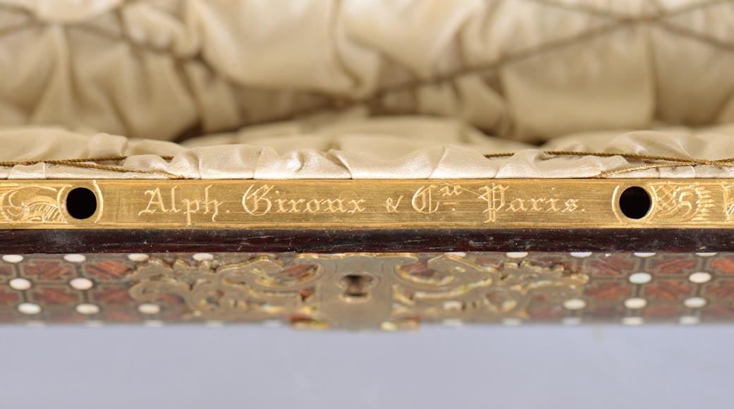 Maison ALPHONSE GIROUX & Cie - Petit coffret polylobé en bois de placage aux initiales « D.B. » sous une couronne ducale-10