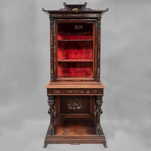 Gabriel VIARDOT, Vitrine japonisante avec piétement orné de chimère et décor en nacre