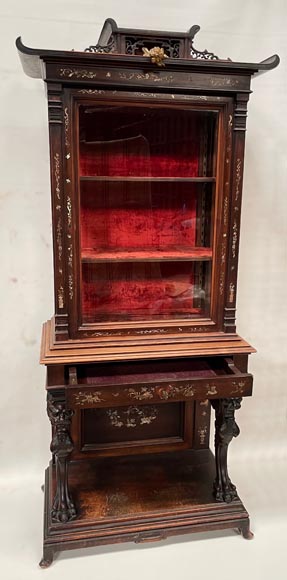 Gabriel VIARDOT, Vitrine japonisante avec piétement orné de chimère et décor en nacre -1