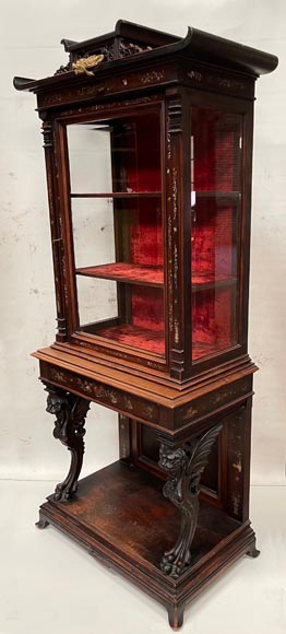 Gabriel VIARDOT, Vitrine japonisante avec piétement orné de chimère et décor en nacre -2