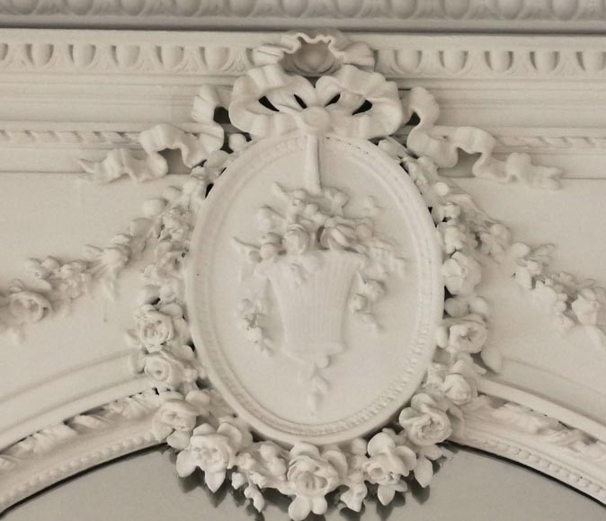 Beau trumeau de style Louis XVI au panier de fleurs-2