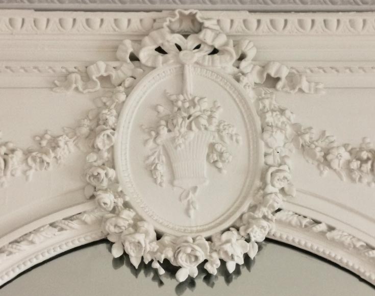 Trumeau de style Louis XVI orné de guirlandes de fleurs -3