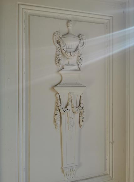 Belle pièce de boiserie en boit peint à décor néo-classique d’époque Louis XVI-2