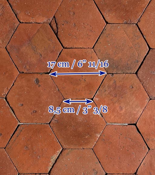 Lot d'environ 8m² de dalles hexagonales anciennes en terre cuite, XIXe siècle-5