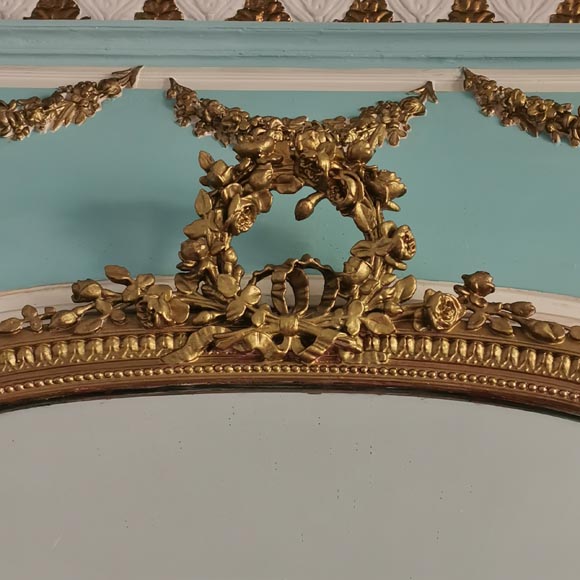Trumeau de style Louis XVI à la couronne de roses et aux guirlandes de fleurs-3