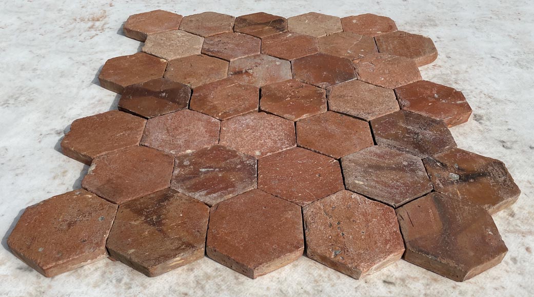 Lot d'environ 6m² de dalles hexagonales anciennes en terre cuite, XIXe siècle-1