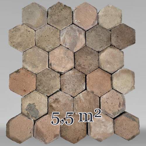 Lot d'environ 5,5m² de dalles hexagonales anciennes en terre cuite, XIXe siècle