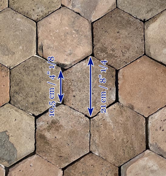 Lot d'environ 5,5m² de dalles hexagonales anciennes en terre cuite, XIXe siècle-5