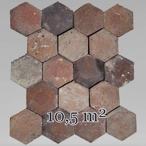 Lot d'environ 10,5 m² de dalles hexagonales anciennes en terre cuite, XIXe siècle