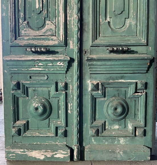 Grande double porte en bois peint en vert et dessus de porte, XXe siècle -2