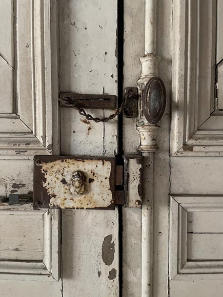 Grande double porte en bois peint en vert et dessus de porte, XXe siècle -11