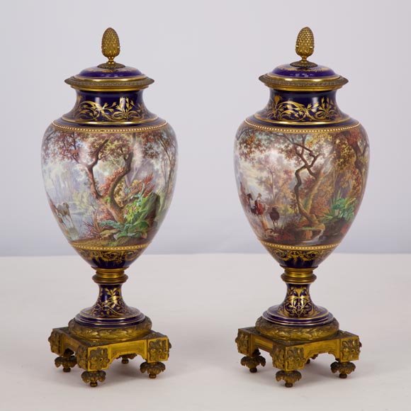 Paire de vases en porcelaine Sèvres montés en bronze doré et peints par J. Machereau, vers 1870-4