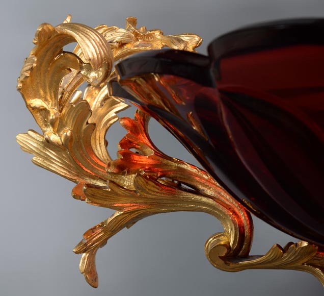 CRISTALLERIE DE CLICHY (attribuée à), Grande coupe en cristal rubis montée en bronze doré, vers 1878-8
