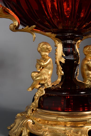 CRISTALLERIE DE CLICHY (attribuée à), Grande coupe en cristal rubis montée en bronze doré, vers 1878-11