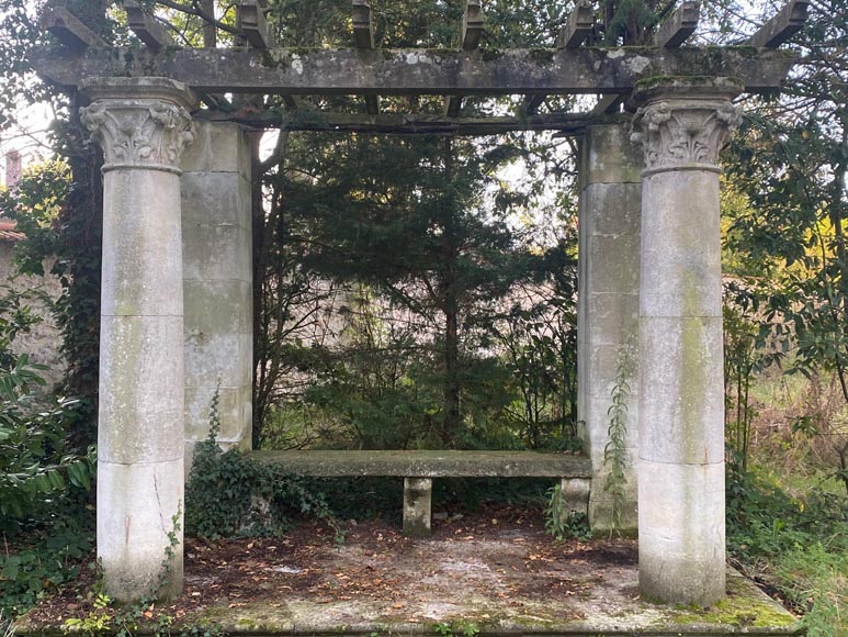 Structure en pierre aux colonnes, fin du XIXe siècle-0