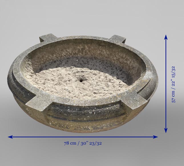 Jardinière ronde en pierre ornée de quatre saillies-5