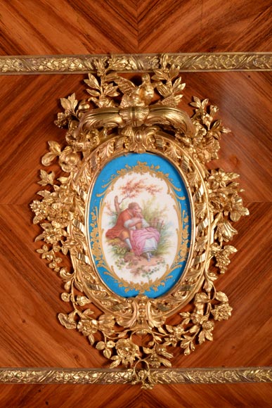 Exceptionnel coffre Napoléon III  en marqueterie d’acajou et de palissandre, bronze doré et plaques en porcelaine de Sèvres-1