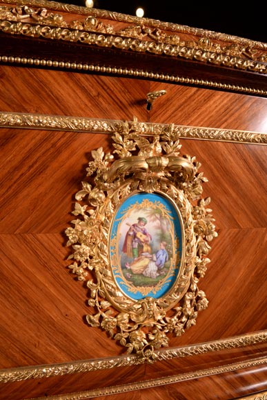 Exceptionnel coffre Napoléon III  en marqueterie d’acajou et de palissandre, bronze doré et plaques en porcelaine de Sèvres-3