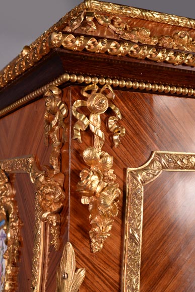 Exceptionnel coffre Napoléon III  en marqueterie d’acajou et de palissandre, bronze doré et plaques en porcelaine de Sèvres-7