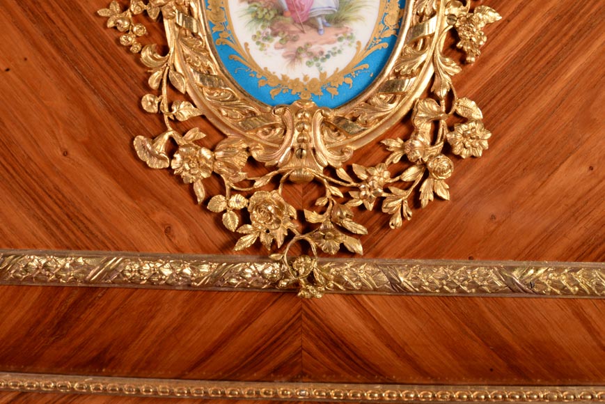 Exceptionnel coffre Napoléon III  en marqueterie d’acajou et de palissandre, bronze doré et plaques en porcelaine de Sèvres-12