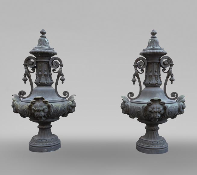 Paire de vases décoratifs dans le goût Néo-Renaissance en bronze patiné, provenant du château de Mouchy-le-Châtel, seconde moitié du XIXe siècle,-0
