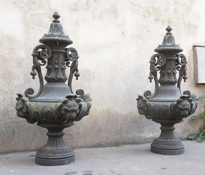 Paire de vases décoratifs dans le goût Néo-Renaissance en bronze patiné, provenant du château de Mouchy-le-Châtel, seconde moitié du XIXe siècle,-1