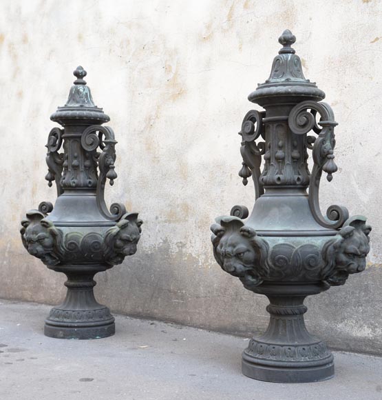 Paire de vases décoratifs dans le goût Néo-Renaissance en bronze patiné, provenant du château de Mouchy-le-Châtel, seconde moitié du XIXe siècle,-2