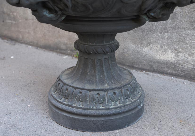 Paire de vases décoratifs dans le goût Néo-Renaissance en bronze patiné, provenant du château de Mouchy-le-Châtel, seconde moitié du XIXe siècle,-6