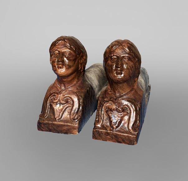 Surprenante paire de chenets en terre vernissée brune à buste de femme,  Italie du nord, vers 1850-4