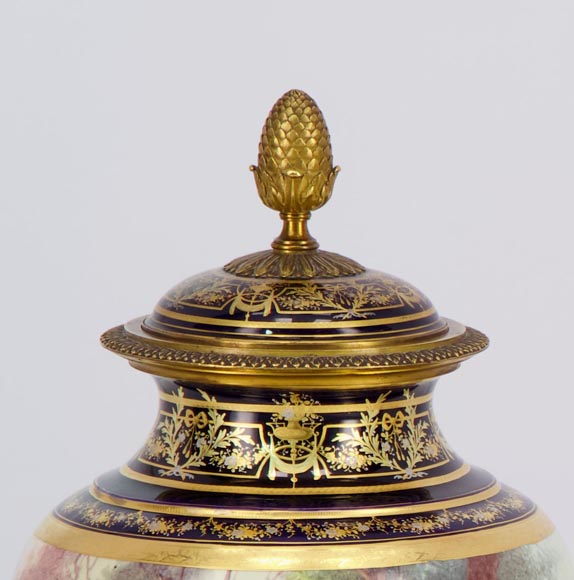 MANUFACTURE DE SÈVRES et Charles LABARRE (peintre) - Paire de vases en porcelaine montés en bronze doré, vers 1890-3