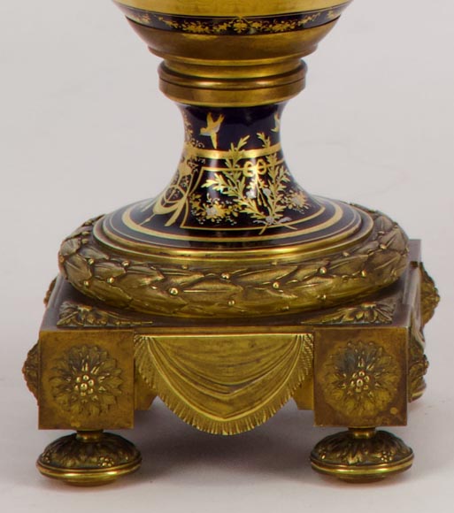 MANUFACTURE DE SÈVRES et Charles LABARRE (peintre) - Paire de vases en porcelaine montés en bronze doré, vers 1890-5