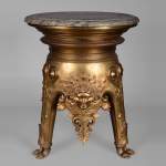 Constant SEVIN (attr. à), Très belle colonne en bronze doré à décor de mascarons et plateau en marbre vert d'Estour, deuxième moitié du XIXe siècle 