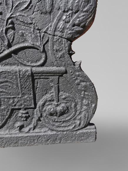 Rare plaque de cheminée au monogramme de Louis XIV et aux armes de France, vers 1700-5