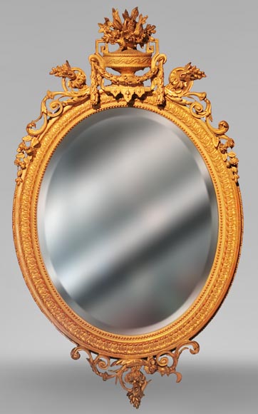 Miroir ovale en bois doré de style Louis XV au vase fleuri-0