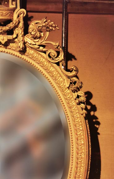 Miroir ovale en bois doré de style Louis XV au vase fleuri-2
