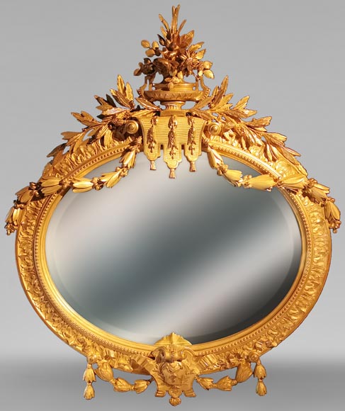 Miroir à l'abondant décor Louis XVI de guirlandes et rameaux-0