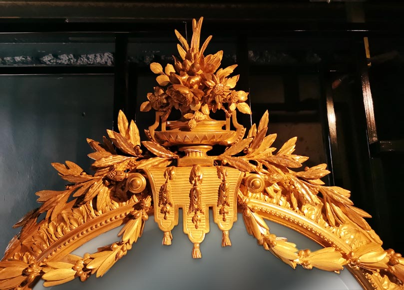 Miroir à l'abondant décor Louis XVI de guirlandes et rameaux-1