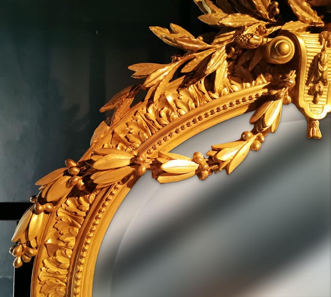 Miroir à l'abondant décor Louis XVI de guirlandes et rameaux-2